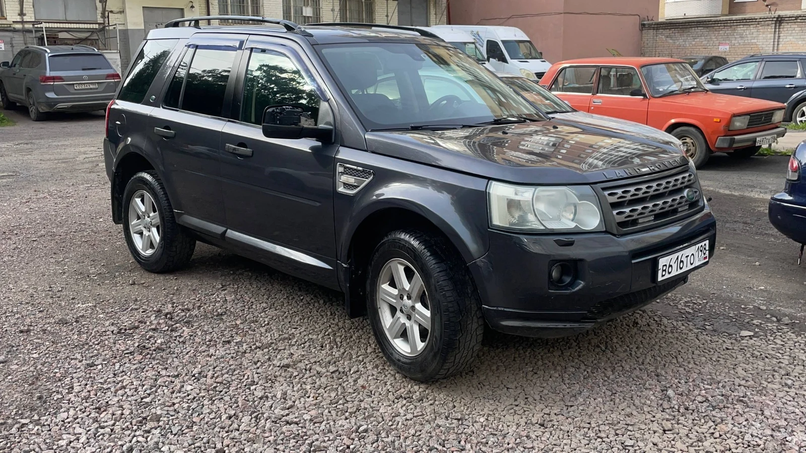Несколько подержанных автомобилей с пробегом