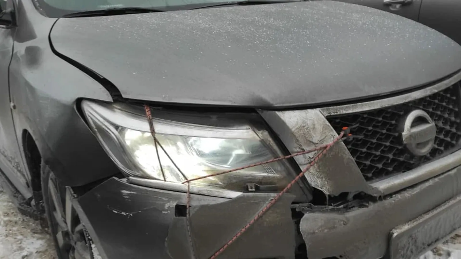 Выкупленный Nissan с повреждением передней части после ДТП