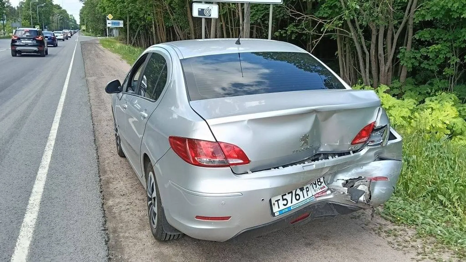 Выкупленный Peugeot с повреждением задней части после ДТП